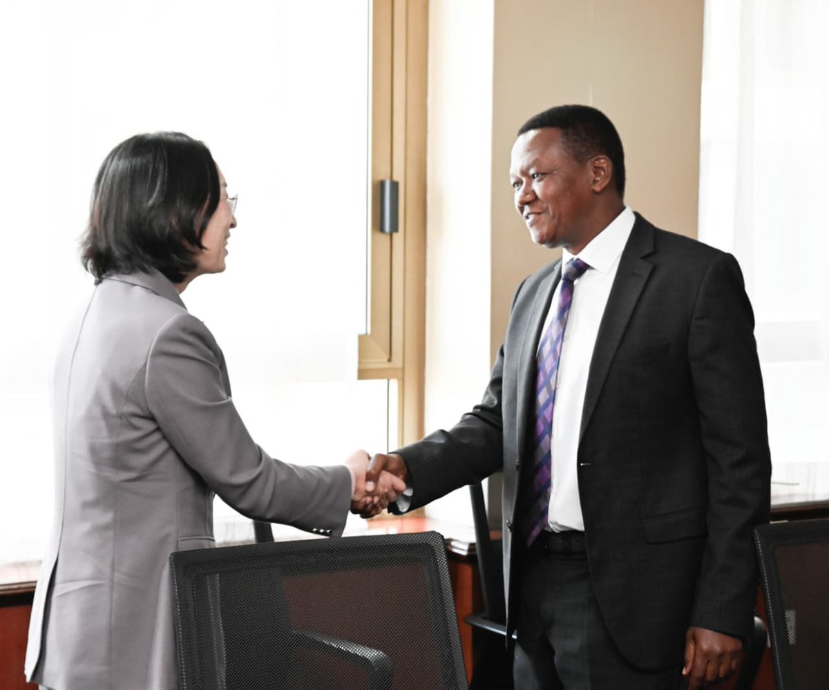 DrAlfredMutua's tweet photo. 𝐒𝐓𝐑𝐄𝐍𝐆𝐓𝐇𝐄𝐍𝐈𝐍𝐆 𝐊𝐄𝐍𝐘𝐀–𝐂𝐇𝐈𝐍𝐀 𝐋𝐀𝐁𝐎𝐔𝐑 𝐀𝐍𝐃 𝐈𝐍𝐕𝐄𝐒𝐓𝐌𝐄𝐍𝐓 𝐂𝐎𝐎𝐏𝐄𝐑𝐀𝐓𝐈𝐎𝐍

This morning, I had the pleasure of receiving the @ChineseEmbKenya  to Kenya @AmbGuoHaiyan, who paid me a courtesy call. I was joined by the Labour Commissioner, Ms. Hellen Opiyo, and the Secretary for Labour Migration, Mr. Joel Mwanzia, as we held fruitful discussions on the continued growth of Kenya - China relations, particularly in the areas of labour, trade and investment, while exploring new opportunities to deepen Chinese investments in Kenya and expand collaboration across key economic sectors.