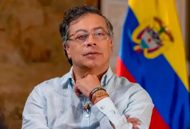 Horadelaverdad's tweet photo. #ENVIVO "Hemos vivido cuatro años del peor ejemplo para las nuevas generaciones. Un gobierno que  normalizó la corrupción, el abuso de poder y la falta de decoro. 

Ahora la apuesta es otra: una Colombia donde prevalezcan la familia, el mérito, el respeto y el buen ejemplo como base para reconstruir la República." #Editorial

Escúchenos en:
YT
https://t.co/zqU5KKchgy