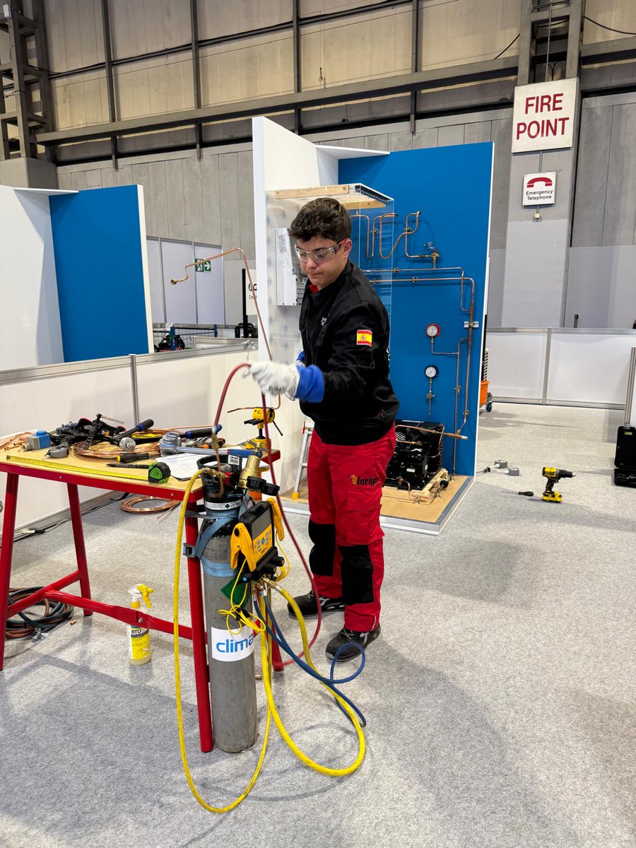 Spainskills_fp's tweet photo. Seguimos con los entrenamientos para #Worldskills2026. Nuestro competidor y experto de Refrigeración y Aire Acondicionado, han participado en la feria sectorial InstallerSHOW en el NEC Birmingham, donde han  realizado pruebas de presión organizadas por WorldSkills UK. #FP🇪🇸 https://t.co/4FtkiEp7P8