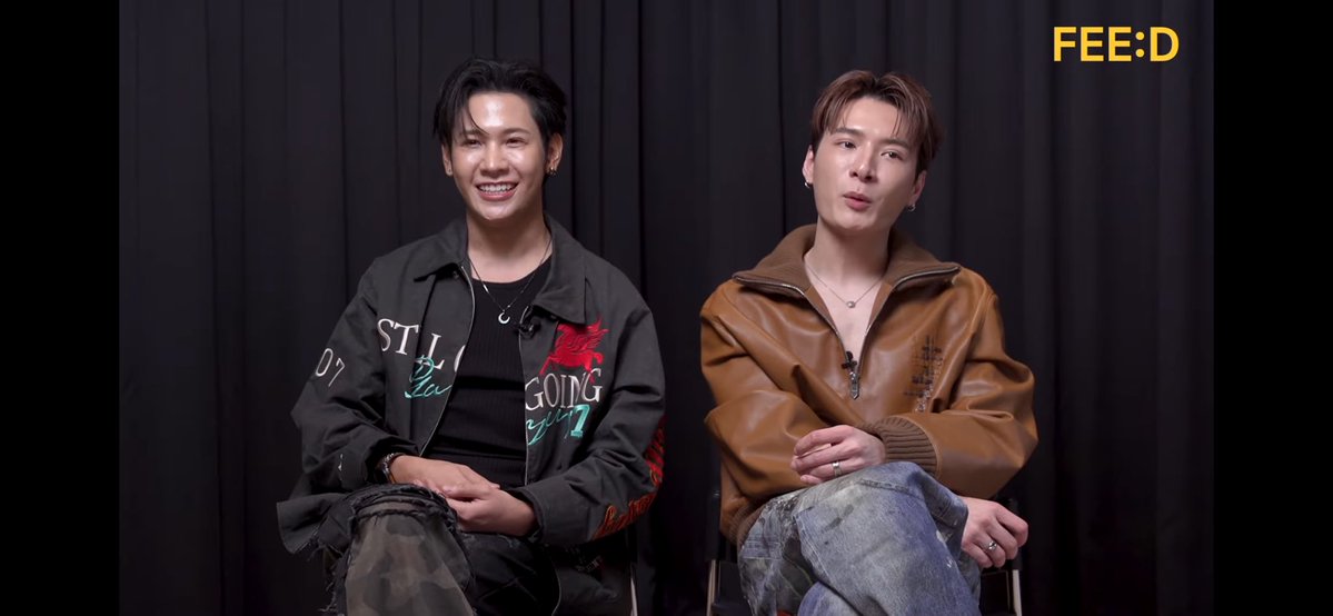 peraya_official's tweet photo. 🐢คิงแมน คือเหมือนเรามีพ่อแม่ที่รักกันมากๆ แล้วก็มีน้องออกมา คือเราวาดเขาขึ้นมา แต่ก็ไม่ได้คิดไว้ว่าเขาจะกลายเป็นคนขึ้นมา คิดว่าเขาจะเป็นแบบ merch แต่พอเขามีชีวิต มันก็ทำให้เรารู้ว่า เราเป็นพ่อแม่แบบแคร์เขานะ เขาอยู่ในสายตาเสมอ แต่คงแบบพ่อแม่คลั่งรักไปเที่ยว  ฝากอากงอาม่าเลี้ยง 

🦁 ผมเนี่ยไม่เคยแบบเลี้ยงเด็กเลย พอมีคิงแมนบางทีผมก็ทำตัวไม่ถูก ไม่รู้จะยังไง แล้วคริสสิงก็ไม่ค่อยเล่นโซเชี่ยล ก็เลยแบบฝากย่ายายเลี้ยงน่าจะดีกว่าพวกผมเลี้ยงเอง 

#FEEDxคริสสิงโต
#KristSingto #คริสสิงโต
#SOTUS10thYearConcert

โถ หลานย่ายยยยย