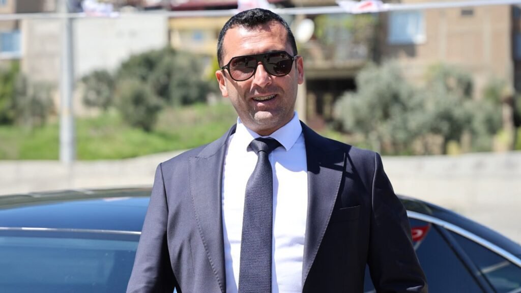 yirmiucderece's tweet photo. Kuşadası'nda AK Parti Söke İlçe Başkan Yardımcısı Murat Şimşek ile bir kadın arasındaki tartışmanın anları yayınlandı. 

Olayda çocuklarının gözü önünde 3 el ateş açıldığını ve sonrasında evine gelinerek tehdit edildiğini iddia eden kadının şikayeti üzerine adli süreç devam ediyor.
