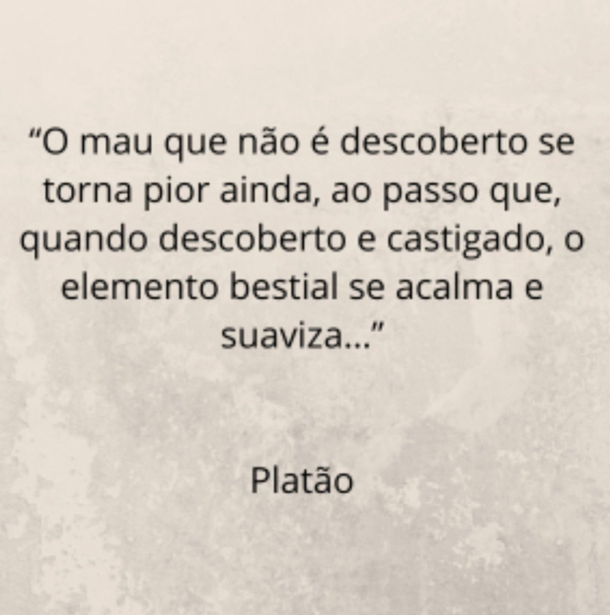 obrunomerlini's tweet photo. Um livro que deveria ser leitura obrigatória para qualquer pessoa que deseja entender como o poder realmente funciona. Escrito há mais de 2.300 anos, *A República*, de Platão, continua fazendo perguntas que a maioria ainda evita responder.

Ao longo da obra, Platão discute justiça, educação, política, moral e a natureza humana. O famoso Mito da Caverna mostra que muitas pessoas vivem presas às aparências, confundindo opiniões com a verdade e rejeitando quem tenta enxergar além.

*A República* não entrega respostas prontas. Ela obriga o leitor a questionar suas próprias convicções, refletir sobre o que é uma sociedade justa e perceber que, antes de mudar o mundo, é preciso aprender a pensar. É um daqueles livros que continuam atuais porque tratam daquilo que nunca deixa de existir: o ser humano.