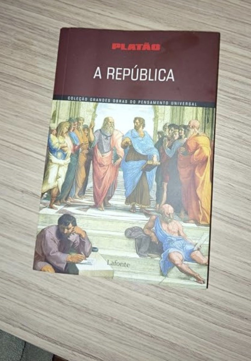 obrunomerlini's tweet photo. Um livro que deveria ser leitura obrigatória para qualquer pessoa que deseja entender como o poder realmente funciona. Escrito há mais de 2.300 anos, *A República*, de Platão, continua fazendo perguntas que a maioria ainda evita responder.

Ao longo da obra, Platão discute justiça, educação, política, moral e a natureza humana. O famoso Mito da Caverna mostra que muitas pessoas vivem presas às aparências, confundindo opiniões com a verdade e rejeitando quem tenta enxergar além.

*A República* não entrega respostas prontas. Ela obriga o leitor a questionar suas próprias convicções, refletir sobre o que é uma sociedade justa e perceber que, antes de mudar o mundo, é preciso aprender a pensar. É um daqueles livros que continuam atuais porque tratam daquilo que nunca deixa de existir: o ser humano.