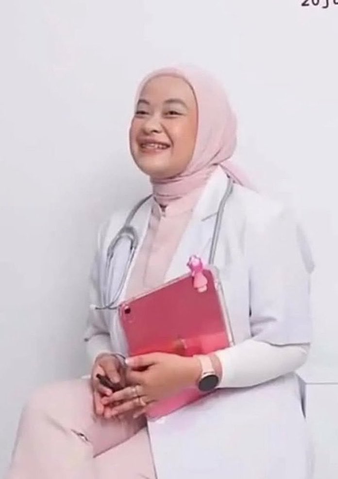 tiilghost's tweet photo. @codeiann senyum ian yg kedua mirip ini https://t.co/XJOD2KzNqN