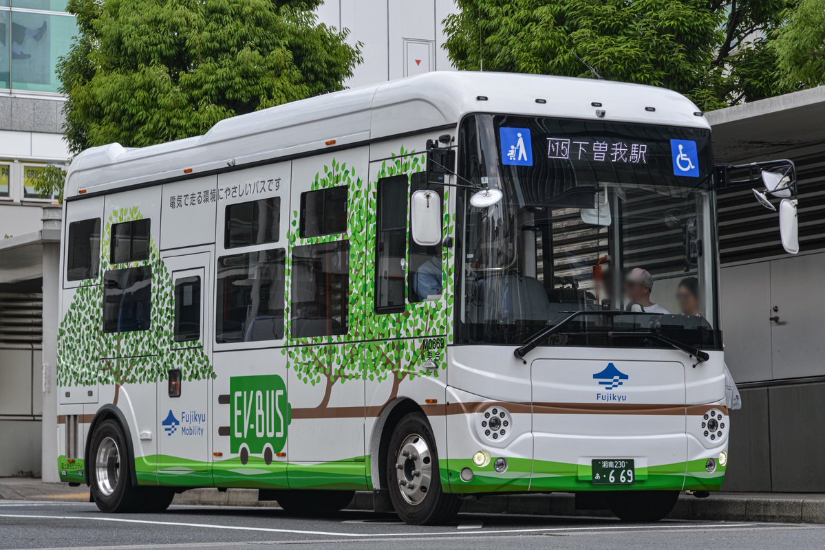 a_koer50001's tweet photo. 7/25(土) 富士急モビリティ“M0669”

夕方の小田原駅に現れたEVMJ製EVバス“M0669”。EV標準塗装のEVMJ F8は初撮影でした。同型のゆめバス専属車“M0668“(画像4枚目)とは異なった印象でかっこよかったです😎

#富士急モビリティ
#電気バス https://t.co/n8zSxYVkfg