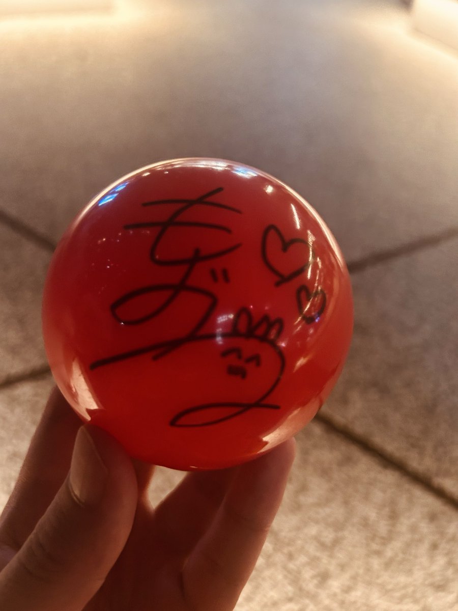 Nenechi having signed plastic balls drop at her concert is so