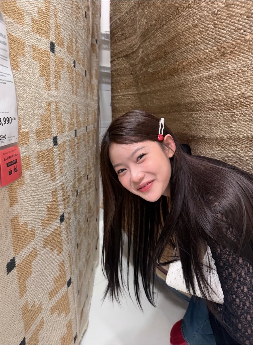 tuuugpnn's tweet photo. ยอมเลยว่ะ คนมันสวย นั่งถ่ายรูปในซอกผ้าก็ยังสวย https://t.co/618tUkd6W2