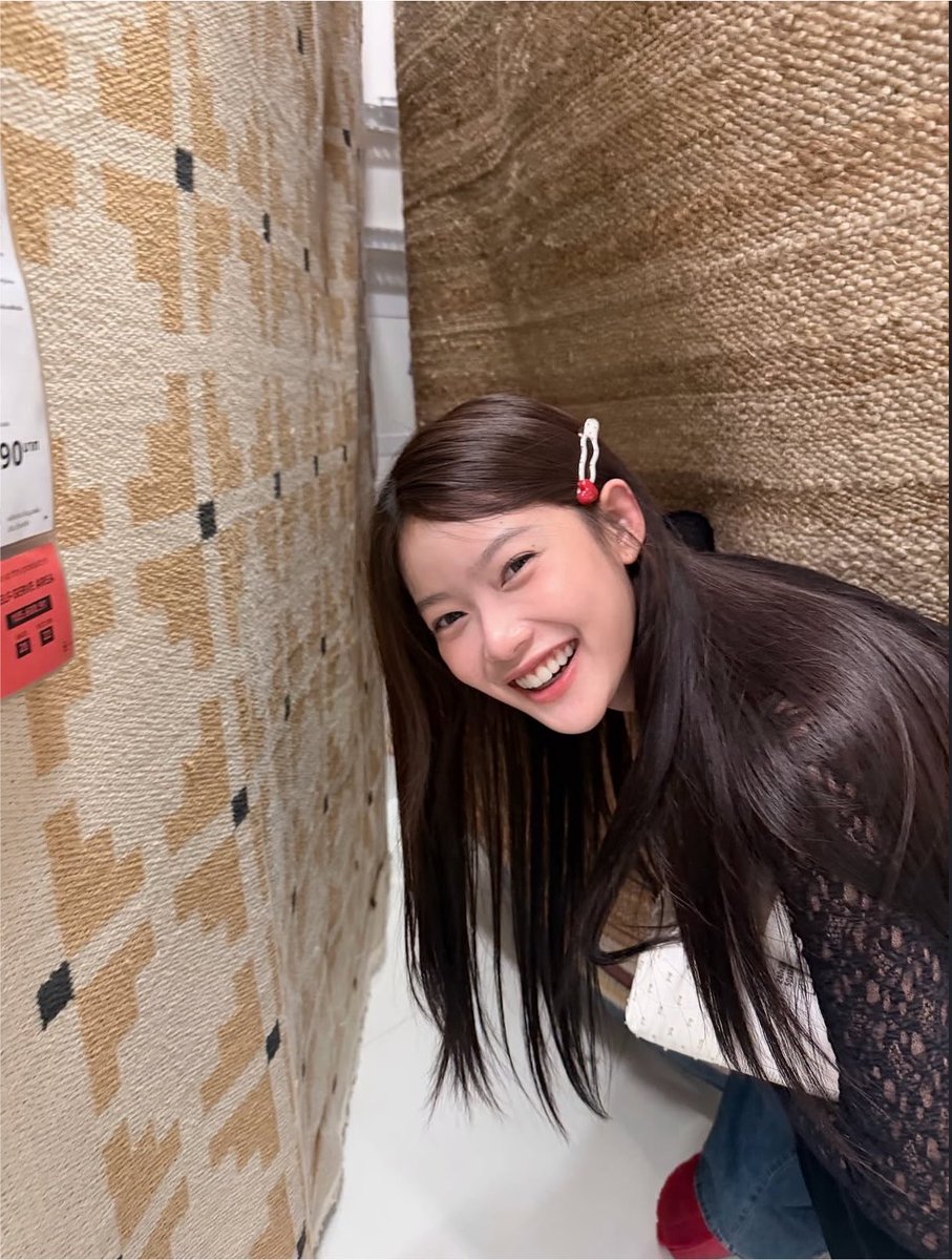 tuuugpnn's tweet photo. ยอมเลยว่ะ คนมันสวย นั่งถ่ายรูปในซอกผ้าก็ยังสวย https://t.co/618tUkd6W2