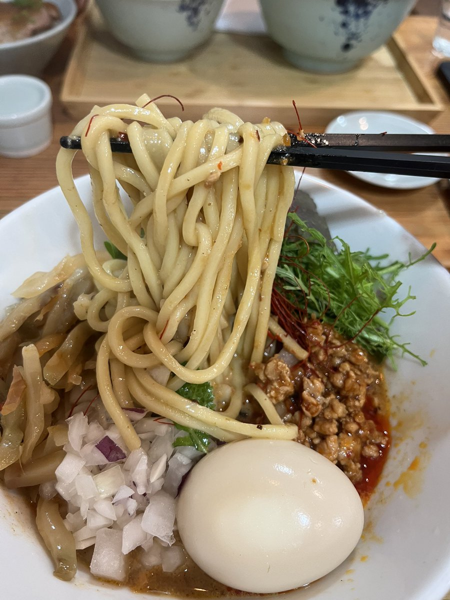 tomesuke051's tweet photo. UNITED NOODLE アメノオト さんへ訪麺☔️

限定~Rëmi編~担々まぜそば🍜
吊るし焼きチャーシュー丼🍚
餃子5ケ🥟

程よい辛味と胡麻の旨味のバランスが良く太麺がバッチリ合っててうんまい⤴️ひき肉とザーサイがこれまたNICE🤩チャーシュー丼も🥟も🐴🐴毎度azms🙏美味い逸杯に感謝😋ごちそうさまでした https://t.co/pufQ5YfSbn
