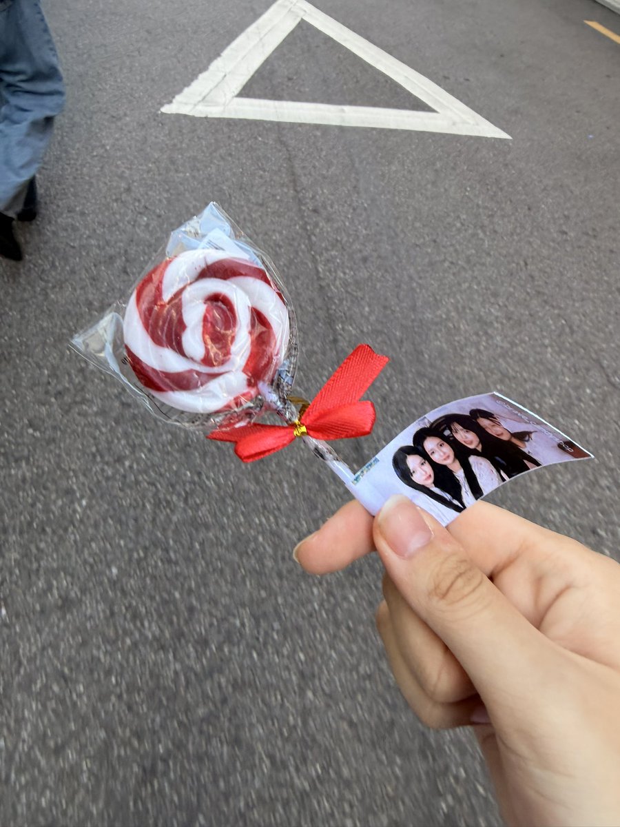 riceboeun's tweet photo. 알아보니까 사탕주는거 너무 감동 그자체 //
M : 그 방과후 설렘부터
S : 오 맞아요 !!
S : 이거.. 이거 먹을래요?
M : (저야 영광이죠) 감사합니다 ㅠㅠ
그냥 다시한번 마음씨의 반했고 팬들을 너무 사랑하고 아끼는걸 느꼈습니다 ~!!
#캔디샵 #수이 #DontCry #사탕 #캔더 https://t.co/SHxkaimJ97