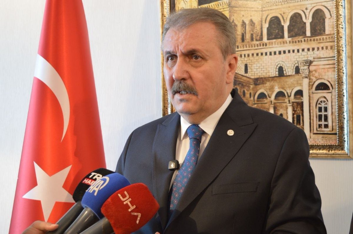 ww3mediaa's tweet photo. 🔴Mustafa Destici:

Türkiye'de 5 siyasi parti hazine yardımı alıyor. 

Biz burada faaliyetlerimizi bir kuruş Hazine yardımı almadan sürdürüyoruz.

Nasıl biz arkadaşlarımızın aidatları ve dava arkadaşlarımızın bağışlarıyla siyasi faaliyetimizi yürütüyorsak diğer partiler de o şekilde yürütsün. 

Büyük Birlik Partisi olarak görüşümüz net, siyasi partilere ne hazine yardımı ne de seçim yardımı verilmesin. 

Bu para emeklilerimize verilsin.