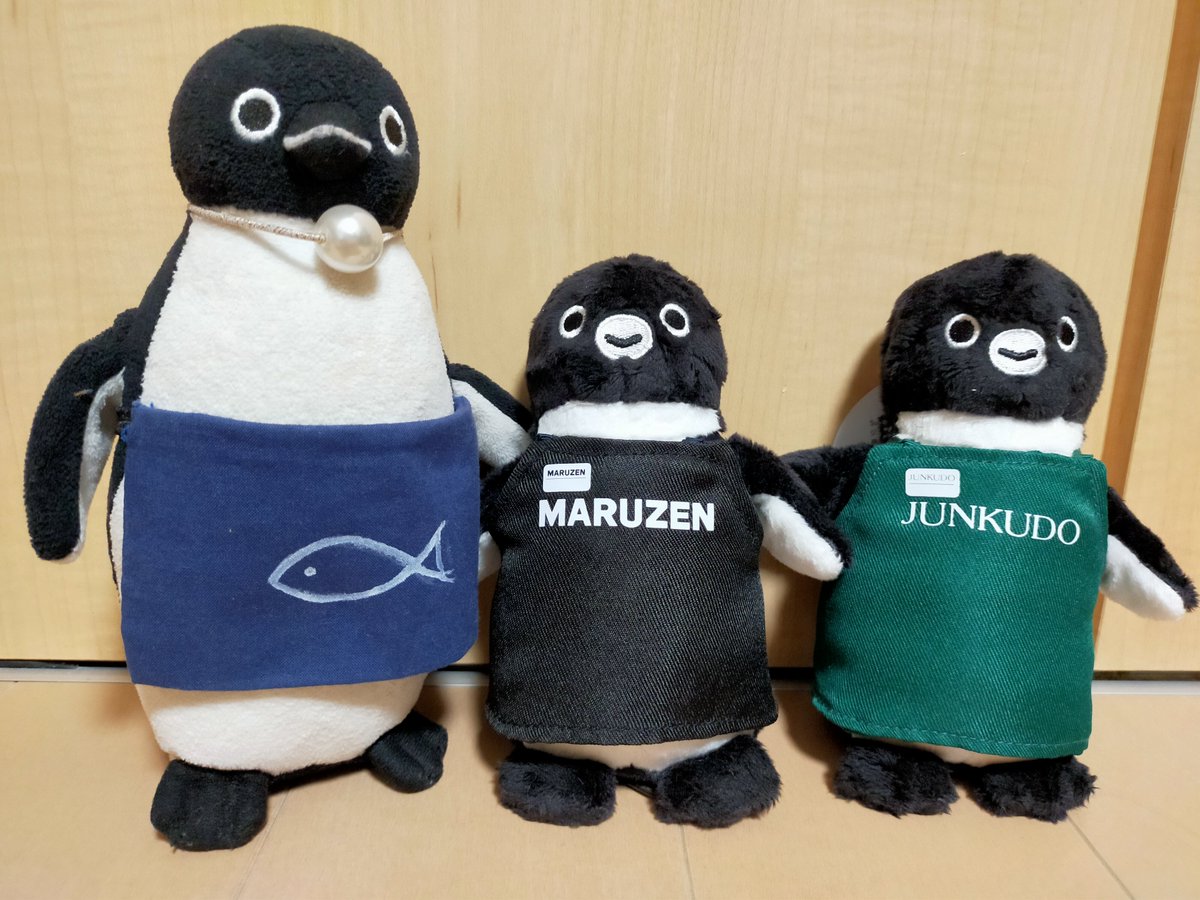 ahirudonaludo's tweet photo. あ…
ぼくたちエプロン隊！

ということで、今日のペン利品はこちら！ネームプレートにそれぞれ名前書けるね
#坂崎千春 先生
#Suicaのペンギン https://t.co/bKHfWGJ78b