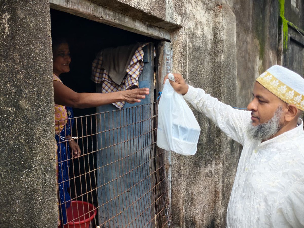 ProjectRiseDB's tweet photo. Our volunteers came together to support families affected by the floods in #Daman. Freshly cooked meals were prepared, delivered door to door to households facing the disruption, offering timely support when it was needed most. #Floodrelief @Bohras_India @Dawoodi_Bohras https://t.co/Yjjep5LuZL