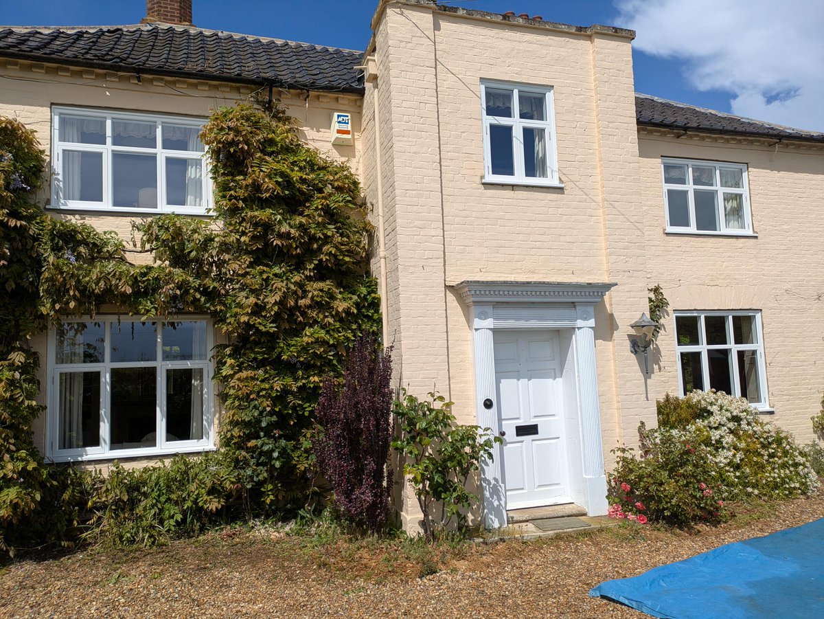 HarlestonJoiner's tweet photo. These 5x beautiful windows have recently been made and fitted by ourselves. 
Fitted to this Grade 2 listed property, the house will now benefit from draught sealed &amp; slimline double glazed Windows. 
Made in Hardwood to give great durability. 
😃 https://t.co/JQ715xpbhC