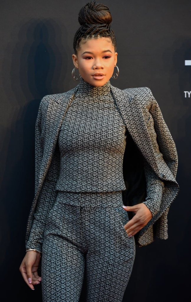 ComfortLolaa's tweet photo. Storm Reid stuns in a monogrammed black and white three-piece suit from the Tommy Hilfiger x Zendaya collection https://t.co/kslj3exbHw