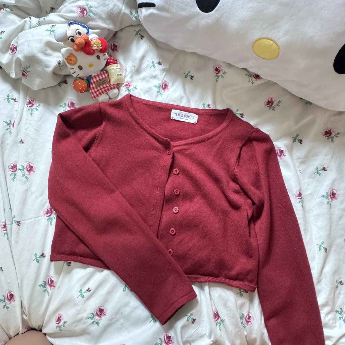 Fragile066's tweet photo. ￼cardigan สีแดง￼
size s-m ผ้าดีทรงสวยค่า
80 bath

#ส่งต่อเสื้อผ้า #ส่งต่อเสื้อผ้ามือสอง #เสื้อผ้ามือสอง #ส่งต่อเสื้อผ้ามือ2 #vghbkk #bemingbkk #cintageshop #stylistshop #โล๊ะตู้  #ส่งต่อกระเป๋า #เสื้อผ้ามือ2 https://t.co/D4zxTLdUof