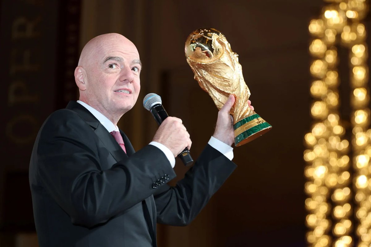 lnstantFoot's tweet photo. 🚨 Les conséquences que pourraient avoir le projet de la FIFA de faire entrer des investisseurs privés dans les droits commerciaux de la Coupe du monde ! 🥶⬇️

Si ce projet voit le jour, il pourrait ouvrir la porte à :

⚠️ une Coupe du Monde toujours plus pensée pour générer des revenus (+ d'équipes, de "cooling breaks" intégrés de publicités)
⚠️ + de spectacle "à l'américaine" (comme le show de la MT en finale de la CDM 2026)
⚠️ des formats encore plus grands avec plus d'équipes et/ou plus de matchs...
⚠️ un calendrier toujours plus chargé pour les joueurs (et donc des blessures par cascades)
⚠️ une influence (voire même ingérence) des investisseurs sur les décisions stratégiques et notamment le règlement et l'accessibilité sportive au tournoi
⚠️ le retour potentiel de projets ultra-commerciaux comme la Super League (imaginez une édition de la CDM uniquement réservée aux plus grosses sélections)

Selon les infos révélées, Gianni Infantino veut aussi permettre à toutes les fédérations d'acheter une participation dans cette société afin qu'elles bénéficient financièrement de l'opération. 💰

Si ce projet se concrétise, la CDM pourrait progressivement passer d'une compétition sportive à un "produit" dont la priorité serait avant tout la rentabilité.

Vous avez des avis dessus ?