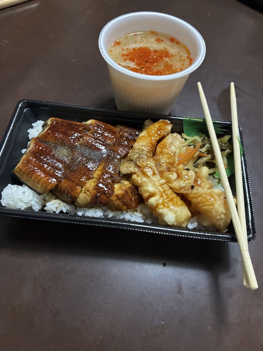 nakachanlabo's tweet photo. 夕飯ホットモットの大海老天うな重(4切れ)
美味そうだろ？痛風になるかな？ https://t.co/xlO6m3p39A