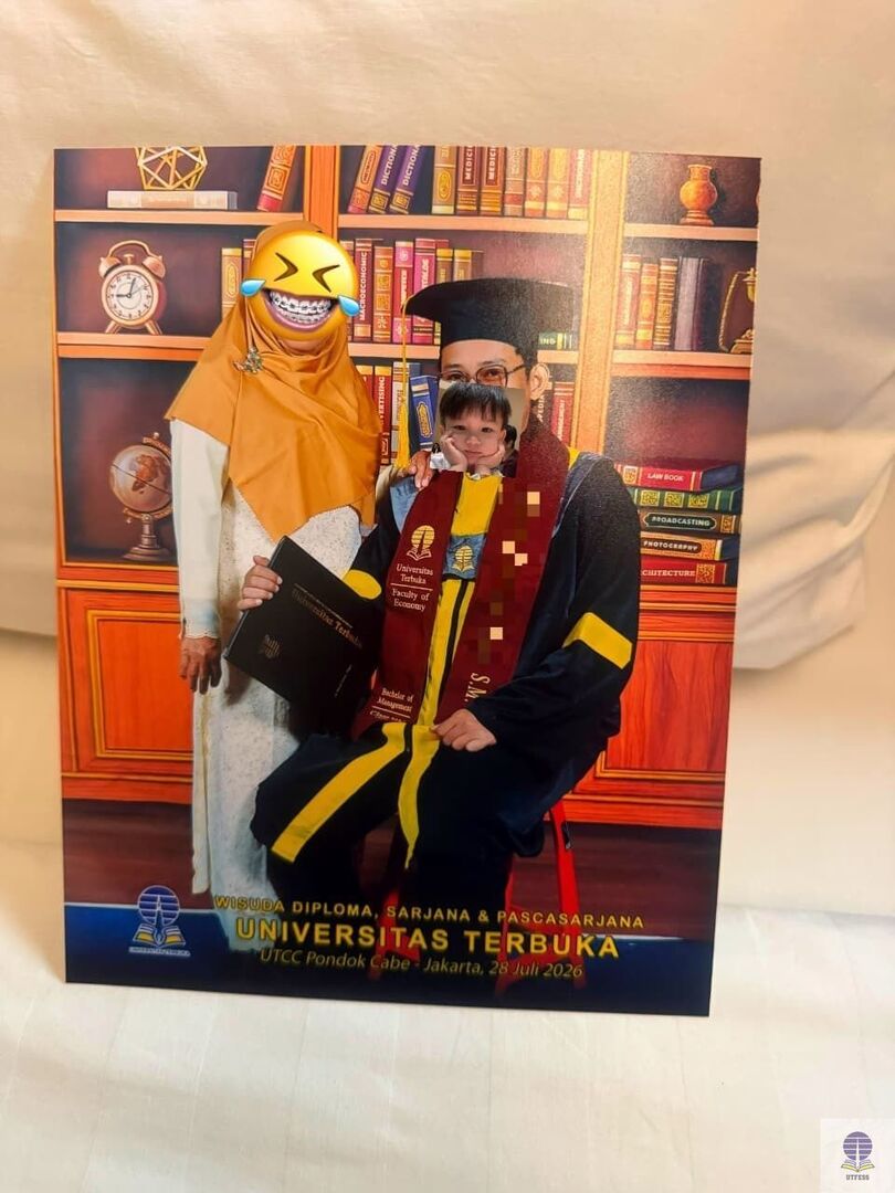 utfess's tweet photo. Akhirnya drama dan keseruan wisuda pusat UT! kemaren sudah berakhir, semangat ya kalian, semoga bisa nyusul kayak kita~ https://t.co/iFsIM8FepF