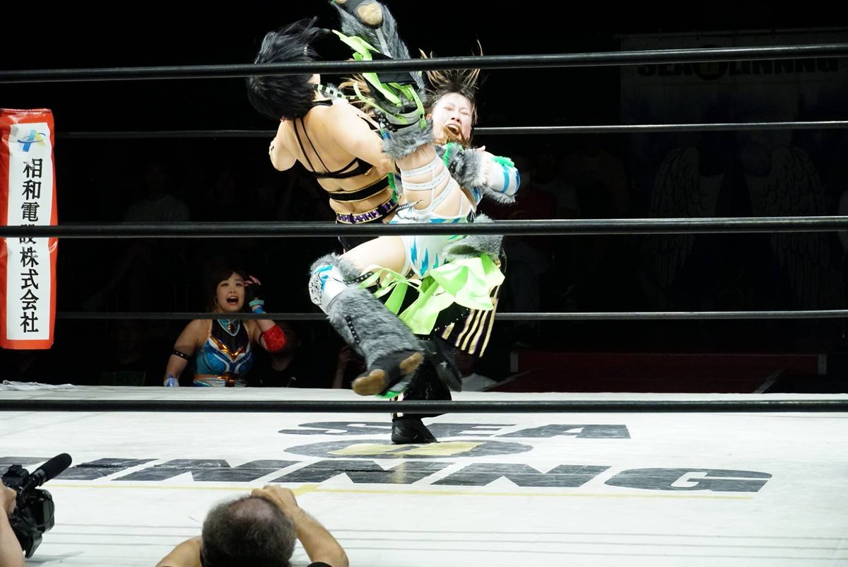 girabow's tweet photo. 続いてこちらは、XネームMOTEKIさん（@m_kizaemon ）からのランニングネックブリーカーです。

7/26 #SEAdLINNNG
ノア・ヒカリ選手が紫雷美央選手にその場跳びネックブリーカー！ https://t.co/U07tr0mo6s