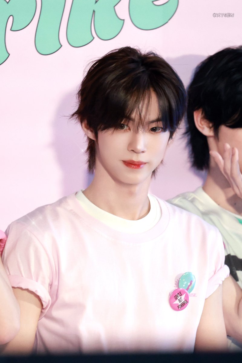 dohunit's tweet photo. someone needs to buy him a lot of pink clothes and send them all to dohoon, he must wear them every single day https://t.co/JqjRDWJhek