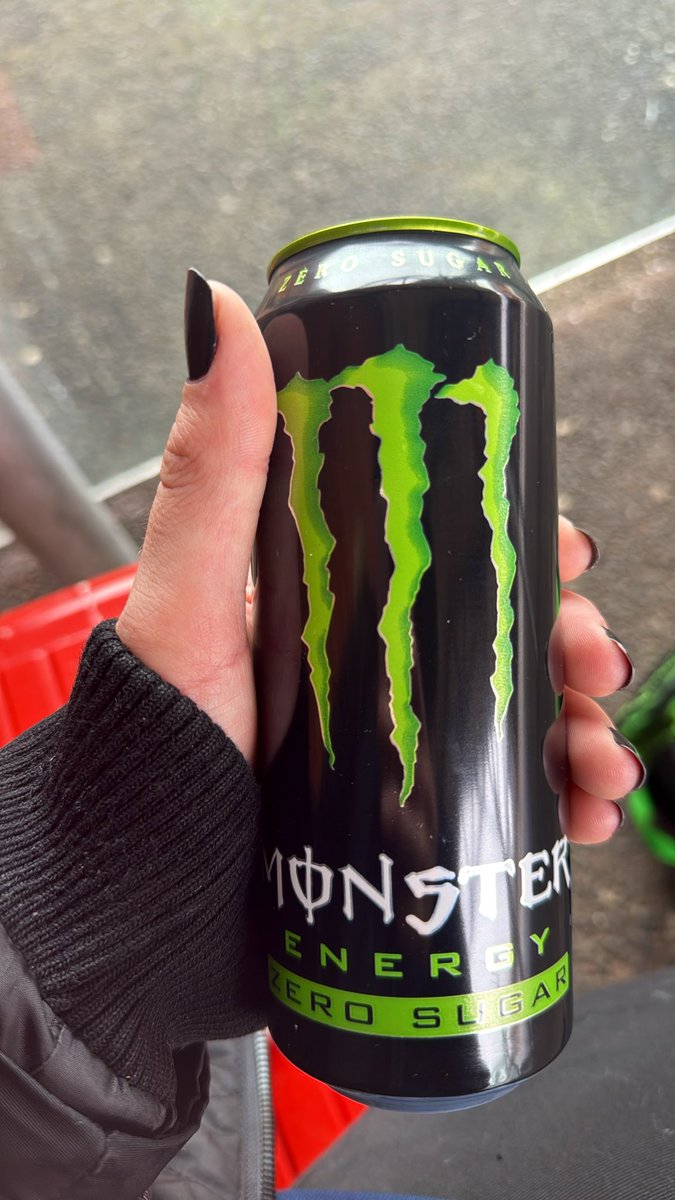 IsaBurnedLands's tweet photo. I have to walk to work today in the rain and my hair got ruined… what a bad way to start the day. 😔 https://t.co/LhgD0Jv61J