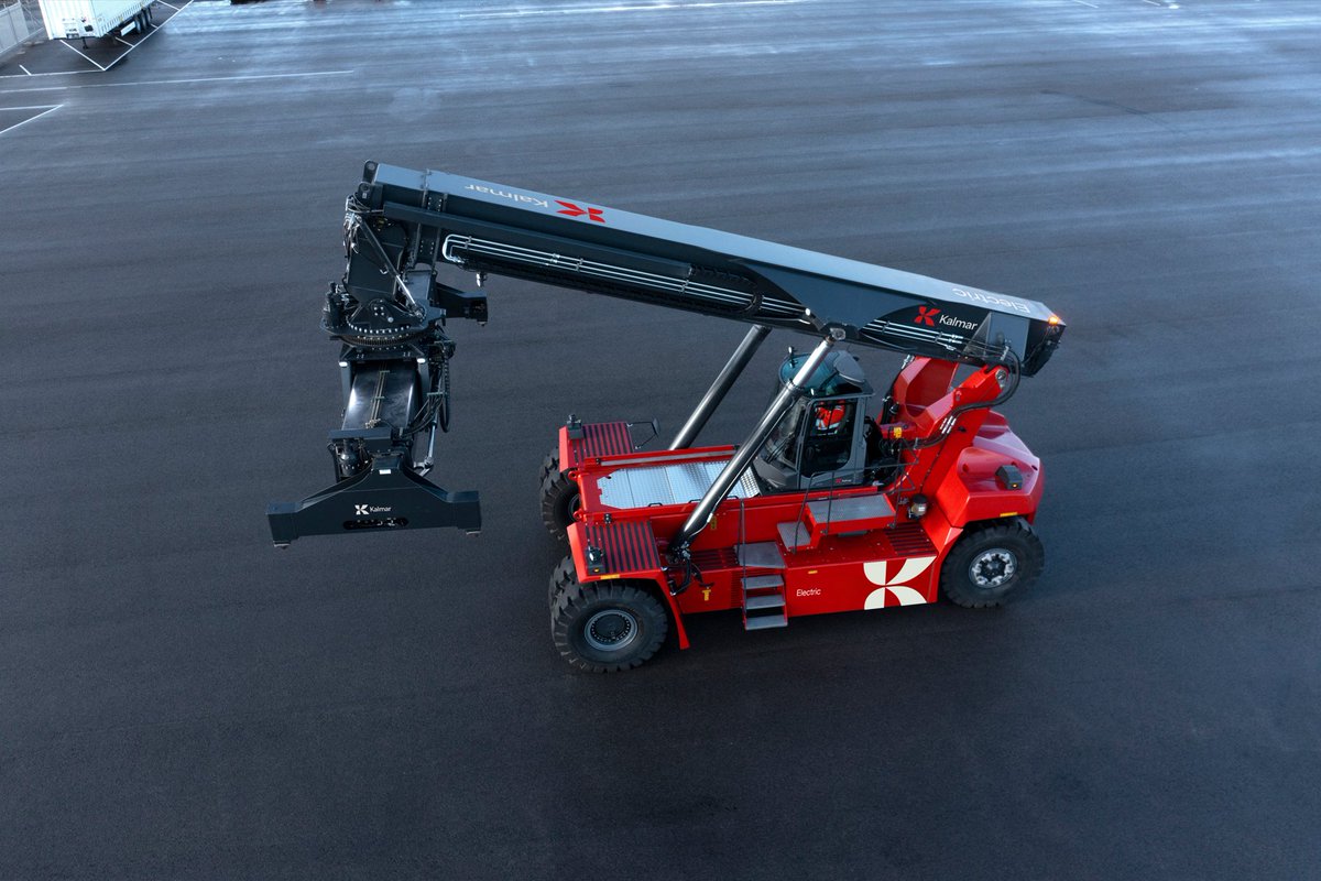 Kalmarglobal's tweet photo. #Kalmar and #Portonave to enhance cargo-handling #sustainability in Brazil with large order for electric #reachstackers
Kalmar signed an agreement with Brazilian #terminal operator Portonave to supply five Kalmar electric reachstackers.
Read more: https://t.co/SQsrKOEAkg https://t.co/xlWb2L2b18