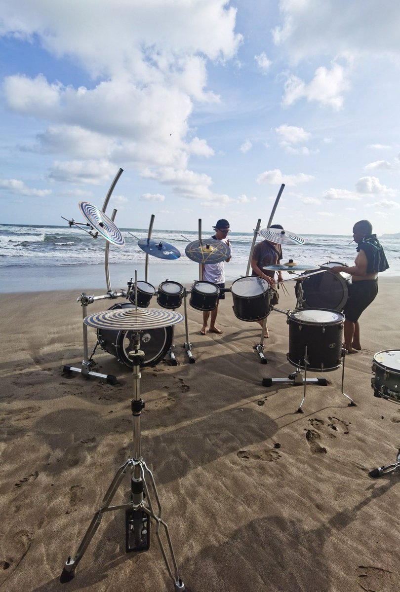 koiltv's tweet photo. drum nya leon @rmlegoh pernah dibawa berjemur dan berenang di pantai https://t.co/lVEHnptaeC