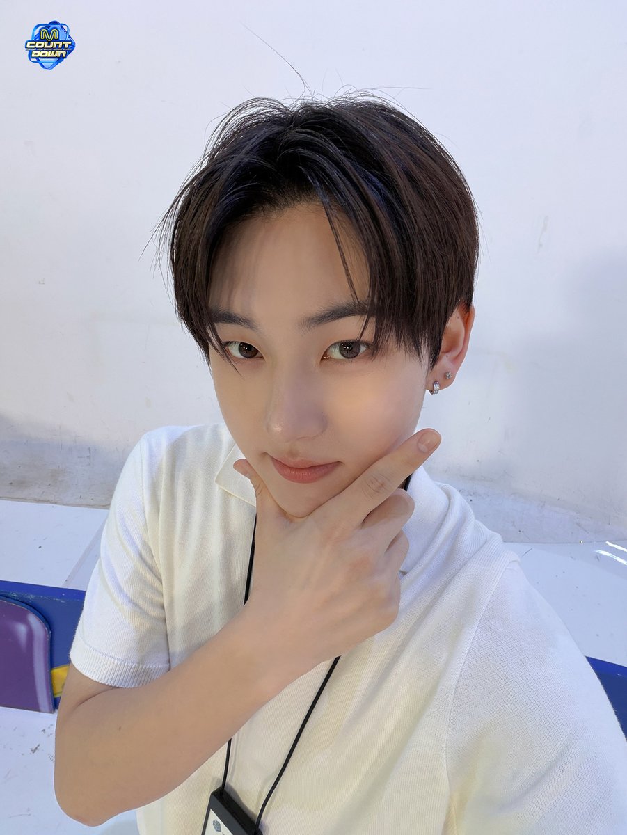 MnetMcountdown's tweet photo. 📢 이번 주 MC 의상 컨셉은! 🛟🧑‍🦰🫡🏖️

MC석에 방청 오시는 팬분들도! 안방 1열의 팬분들도!
🛟🧑‍🦰🫡🏖️로 드레스코드를 완성해 주세요!

⚠️ 드레스코드는 권장 사항으로 필수가 아닙니다 ⚠️

#엠카운트다운 #MCOUNTDOWN https://t.co/ZwjSX3RfeL