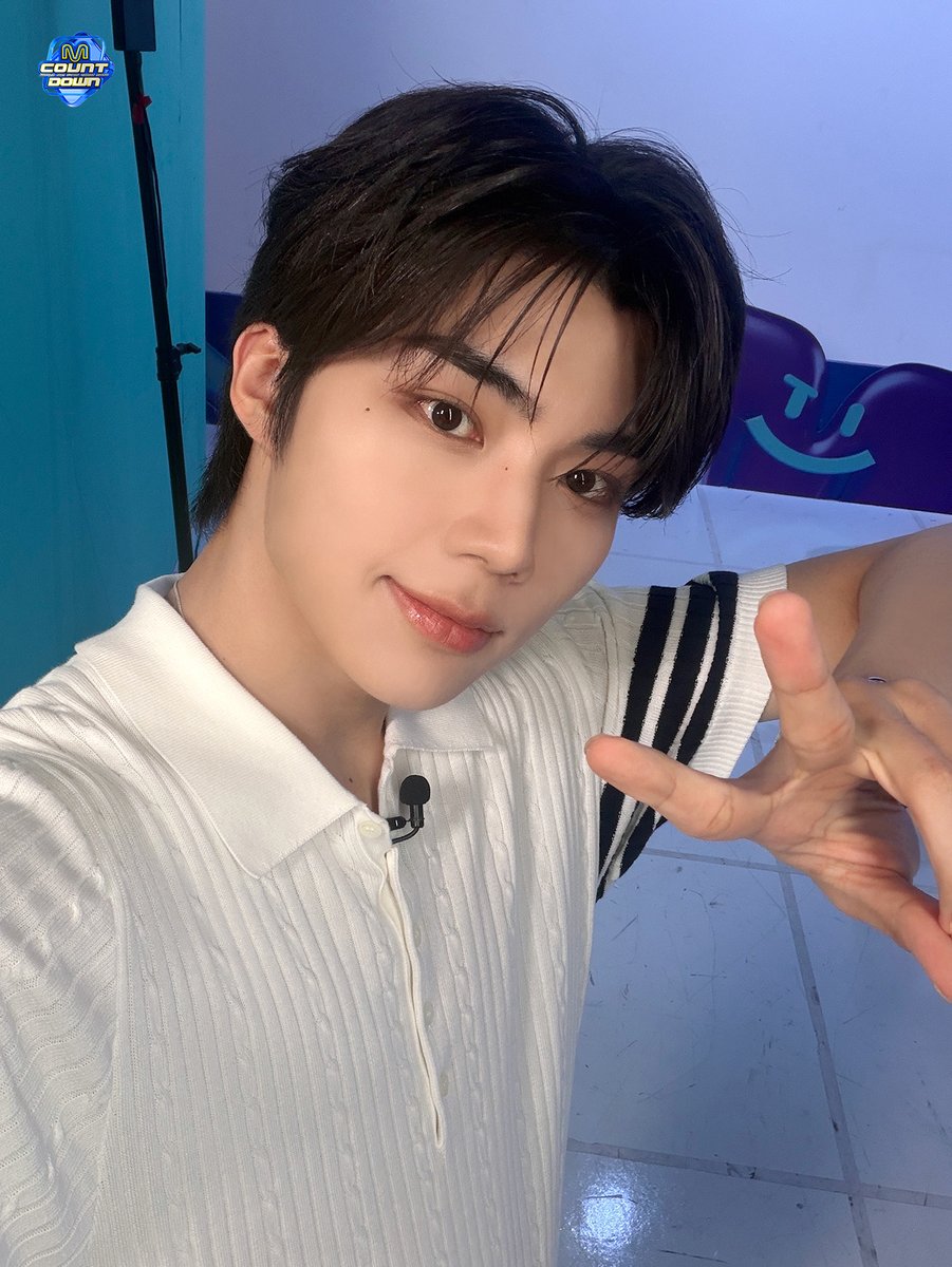 MnetMcountdown's tweet photo. 📢 이번 주 MC 의상 컨셉은! 🛟🧑‍🦰🫡🏖️

MC석에 방청 오시는 팬분들도! 안방 1열의 팬분들도!
🛟🧑‍🦰🫡🏖️로 드레스코드를 완성해 주세요!

⚠️ 드레스코드는 권장 사항으로 필수가 아닙니다 ⚠️

#엠카운트다운 #MCOUNTDOWN https://t.co/ZwjSX3RfeL
