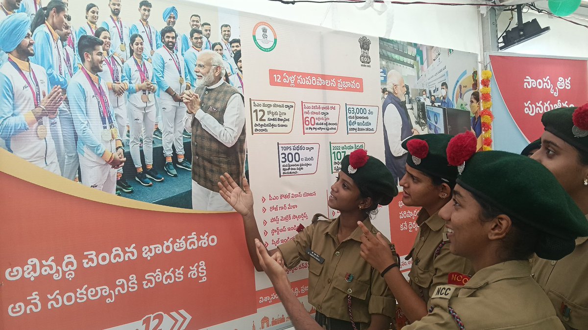 CBCANDHRA's tweet photo. సీబీసీ నిర్వహించిన చిత్ర ప్రదర్శనలో వివిధ రంగాల్లో దేశ ప్రగతిని ప్రతిబింబించే అంశాలను ప్రదర్శించారు. విశాఖను పెట్టుబడుల కేంద్రంగా, నెక్స్ట్ జనరేషన్ పరిశ్రమలు, ఐటీ హబ్గా అభివృద్ధి చేసే కార్యక్రమాలకు సంబంధించిన ప్రత్యేక విభాగం ఆకట్టుకుంది.
#CBC #ICOP #12YearsOfSeva https://t.co/UemyEgCR0J