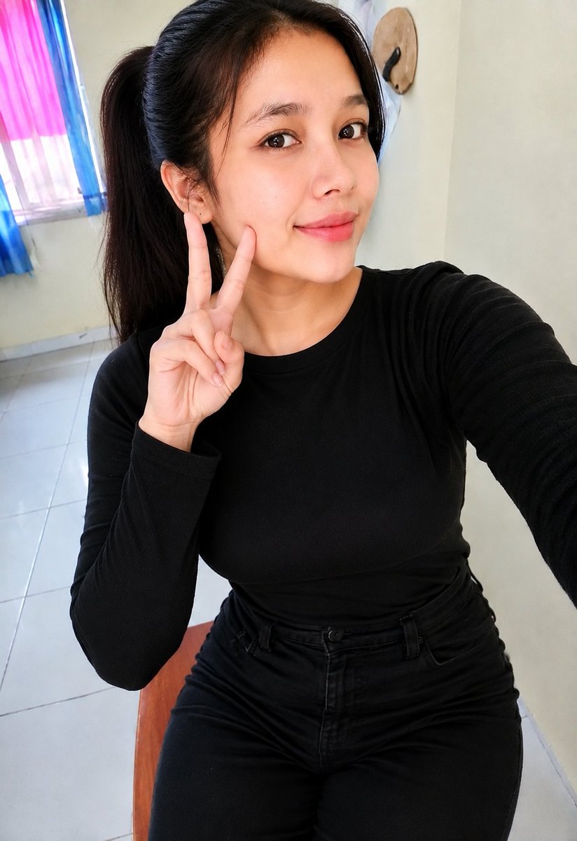 Naaa2123's tweet photo. Bagusan pake hijab apa engga https://t.co/bRrK3lTVdE
