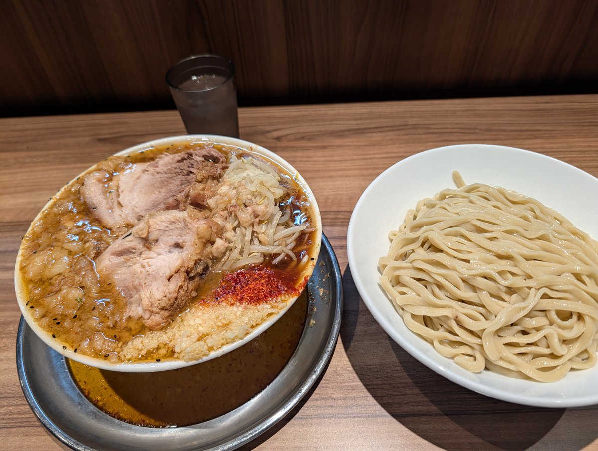giwoka's tweet photo. らーめん菊
綺麗なラーメンが続いてたから暴力的なやつね

味の感想は、前来た時ラーメン食べたんだけど、つけ麺の方が僕には刺さりました https://t.co/LcOtfPXyAU