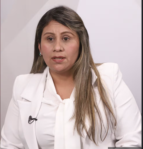 Horadelaverdad's tweet photo. #ENVIVO "No estamos hablando de un libreto para una comedia. Estamos hablando de 18.677 niños desaparecidos, de madres que siguen buscando sus cuerpos y de víctimas que aún tienen que suplicar para que les crean. 

Ese comentario fue una falta de respeto y revictimizó a quienes llevan años esperando verdad y justicia." @DeisyDorelly

Escúchenos en:
YT
https://t.co/zqU5KKchgy