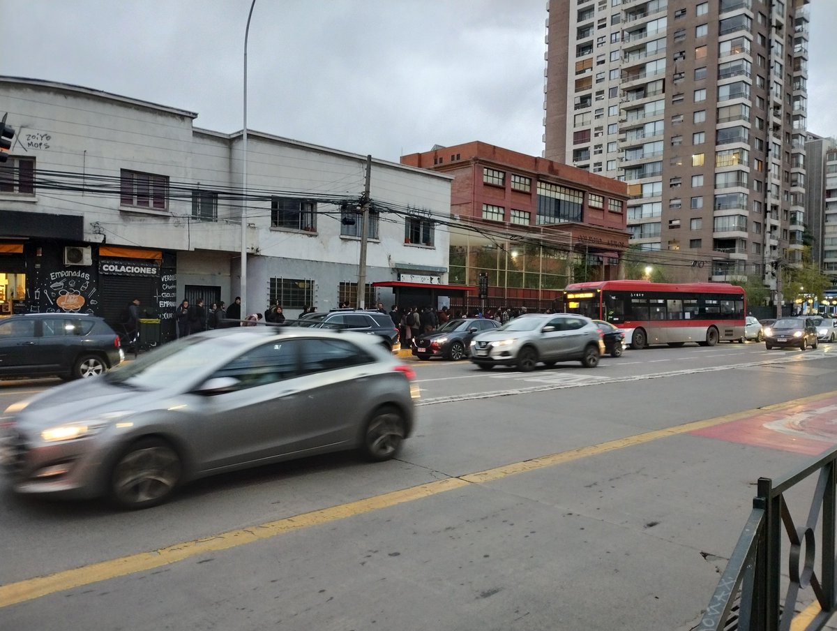 pabdugar's tweet photo. @Red_Movilidad @MuniNunoa @Carabdechile @TTISantiago Pasa el tiempo y no pasa nada: autos bloqueando el paradero, micros que se demoran, largas filas de espera, y @MuniNunoa @TTISantiago @Red_Movilidad siguen mirando de lejos... Para cuándo el traslado del PD316 unos metros, tras el cruce, donde además hay una vereda más ancha? https://t.co/miMV61GMry