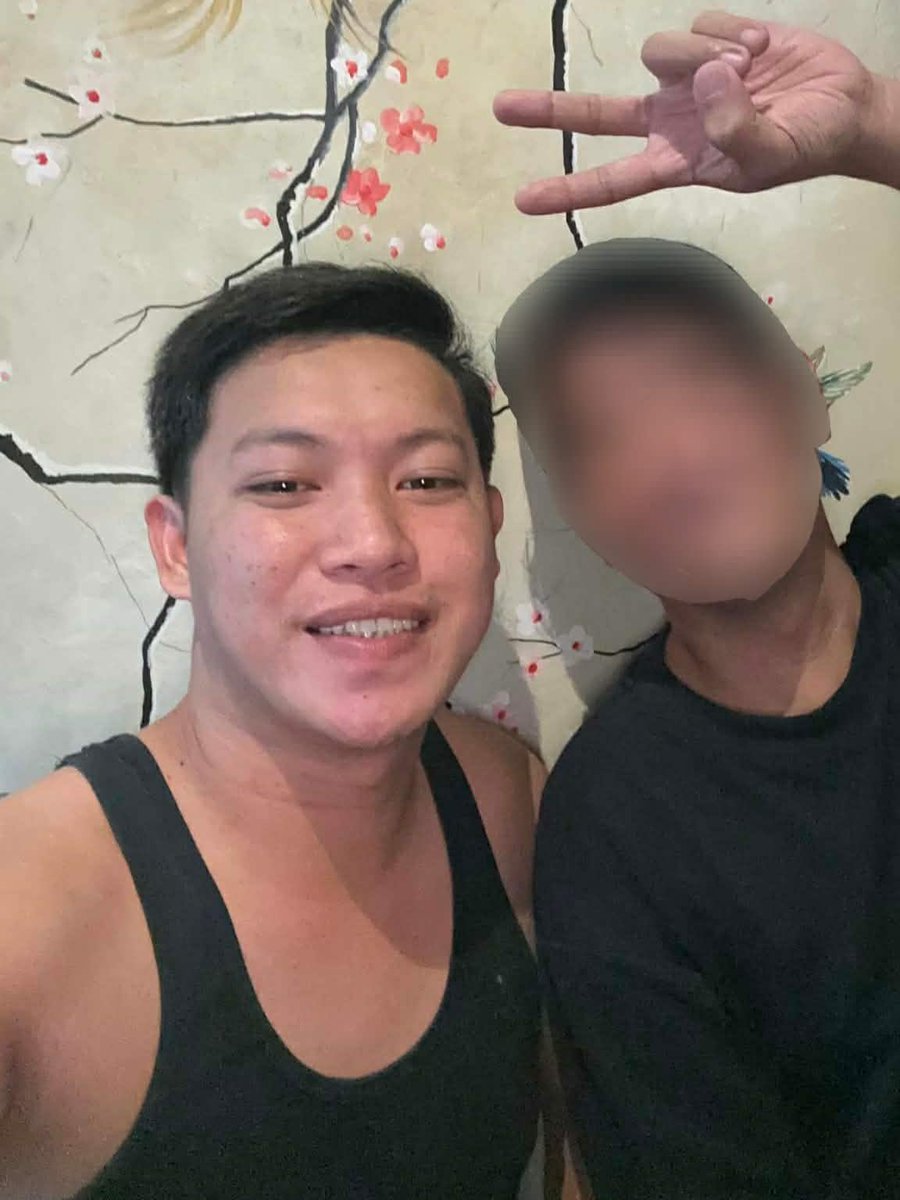 t2thirdie's tweet photo. THERAPIST DARWIN

Pressure: 
Saktong pressure si Darwin — ‘yung tipong hahanap-hanapin ng katawan mo. Hindi siya pang "bugbog" pero sobrang sarap sa muscles. Yung relaxing kind of diin na nakakatanggal ng stress.

Skills: 
Panalo rin yung expertise niya sa routine.
Consistent yung hagod at kabisadong-kabisado na niya ang kailangan ng katawan ko. Walang bitin, walang minadali - sakto lang lahat.

Personality: 
Madaldal talaga si Darwin and match kami.Pero binigyan pa rin naman niya ko ng quiet time during the session. Maalaga at maasikaso rin siya. 

Note to self: 
Ibu-book ko si Darwin pag gusto ko ng parang tropa time at relaxation at the same time. ‘Yung massage na may kasamang kwentuhan. Perfect for days na kailangan ko ng kausap habang nagpapahinga.