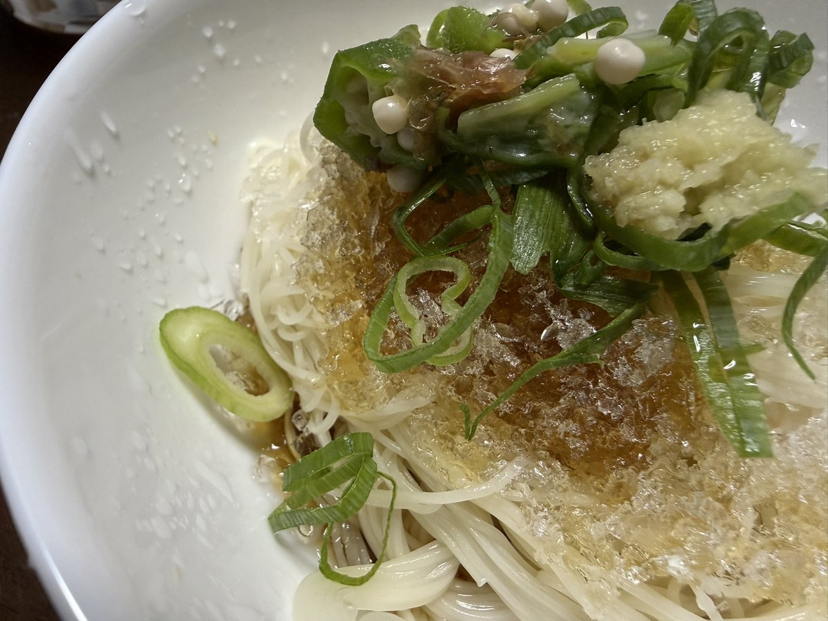 ockieymonster's tweet photo. みなさん暑いですね　熱中症気をつけて下さいね　😊
あまりの暑さに　素麺で一気に冷やします
はい　かき氷の蜜はめんつゆ　生姜を効かしてネギを少々　気持ちオクラいれて　かき氷素麺　コレやってみて
ほんま冷たくて美味しいよ😁

三輪の住民につきいろいろ試してます☝️
Rieちゃん製造素麺😅 https://t.co/STxKUXWfDQ