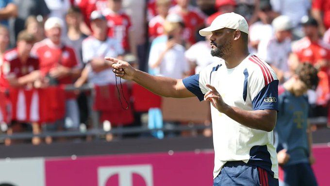 roro_bayern's tweet photo. La séance d'entraînement d'aujourd'hui s'est déroulée sur un rythme très soutenu, ce qui a beaucoup plu à Vincent #Kompany.

Au beau milieu de l'action, Kompany a crié à Kim Min-jae avant un duel : « Minjae, écrase-le ! » Il faisait référence au jeune joueur Vincent #Manuba, à qui Kompany a ensuite demandé : « T'as peur ? ! » - Le match d'entraînement à 11 contre 11 s'est terminé sur le score de 1-0, le but décisif ayant été inscrit par Arijon #Ibrahimović.

[@unverhofft // BILD]

#FCBayern || #MiaSanMia 🔴⚪️