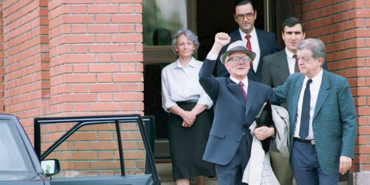 FalkBernhard's tweet photo. Ein großes Vorbild – standhaft bis zuletzt: Erich Honecker !!

Erich Honecker musste auf Druck des mit den Imperialisten verbündeten Yeltsin am Mittwoch, 29.07.1992, die chilenische Botschaft in Moskau verlassen (Foto).
Der damals 79-jährige Erich Honecker wurde an diesem Tag ... https://t.co/8BOTYGIhrk