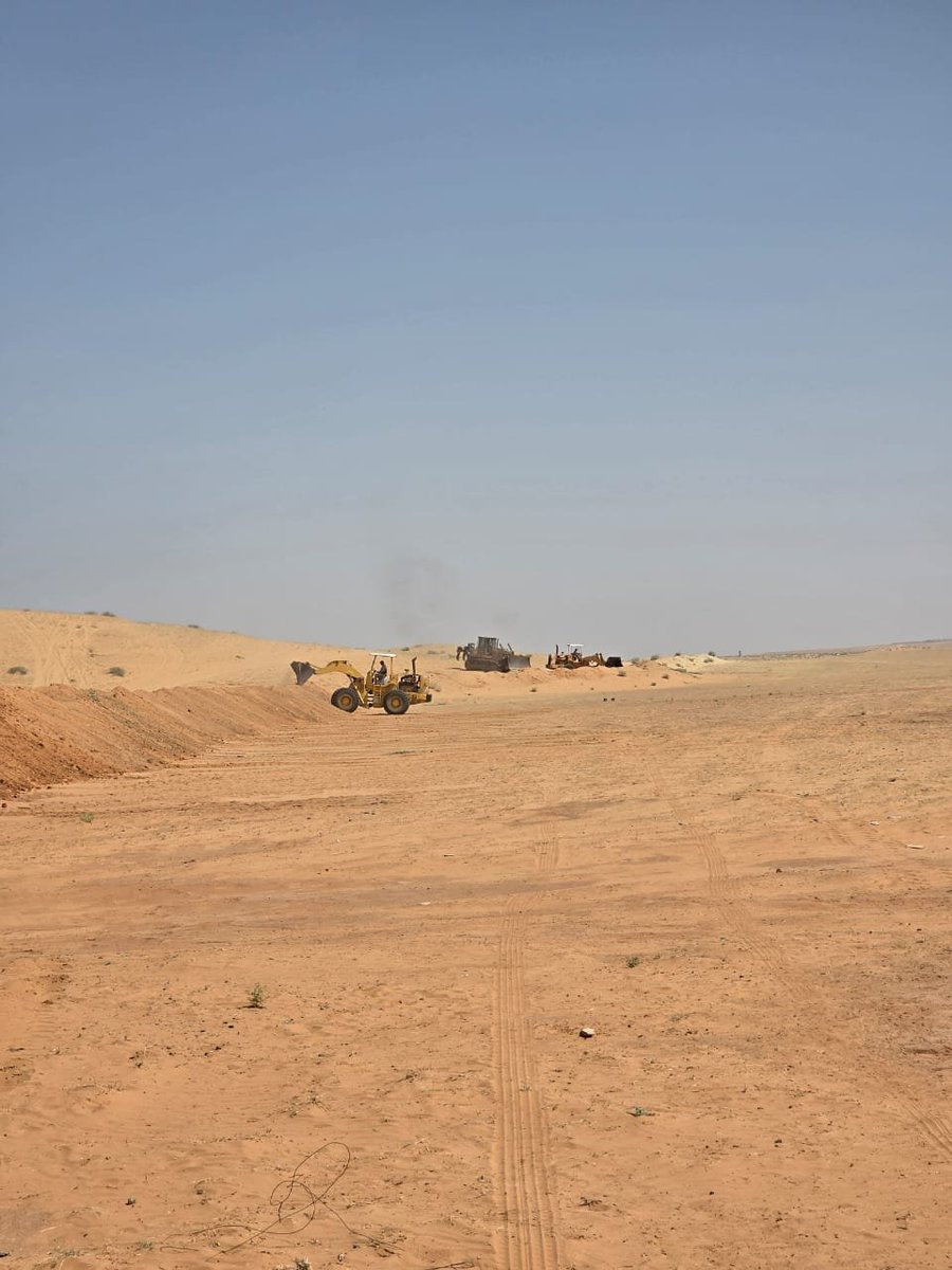 Sheri_mun's tweet photo. جهود ميدانية مستمرة.. 👷‍♂️🚜

​كوادر وآليات #بلدية_شري تواصل أعمال التجهيز والتمهيد الميداني لموقع النسخة التاسعة لمزاد الإبل بمركز #مدرج.
​📸 جانب من الأعمال الميدانية ⬇️ https://t.co/BRI4TiqmLY
