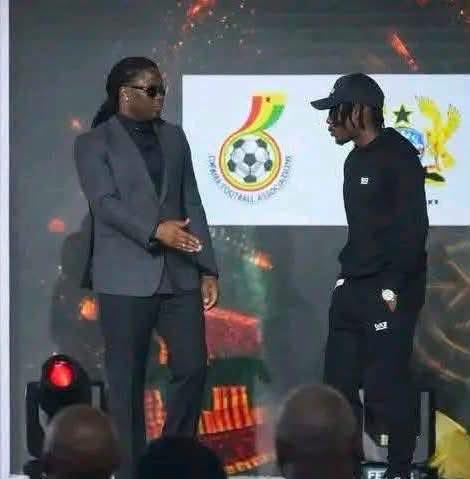 68_hov's tweet photo. @stonebwoy @stonebwoy stretch hand to shake wale still no mind you until his excellency told wale to hug you 
Stone you need wale more than everything in this world 
I’m your fan but let’s spit the truth https://t.co/JeCwQgrjMT