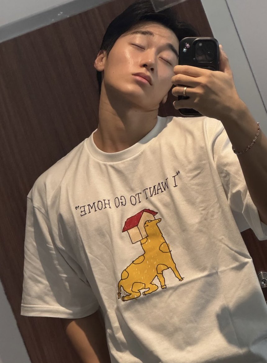 jan_nnne's tweet photo. 산 티셔츠 정보 💛

☑️ 왼그기그
🦒 집에가고싶어 티셔츠

https://t.co/vZZiijNpM9 https://t.co/80wdeLmCJi