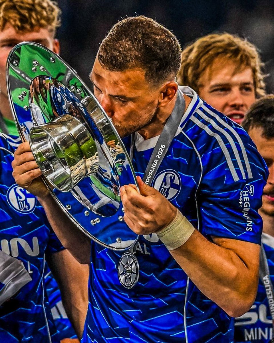 allfootb_update's tweet photo. DEAL DONE ✅ ✅ 

 Edin Džeko (40) will stay at Schalke and sign a new contract! 

Miron Muslic pushed hard for the deal. He wanted Džeko's experience, reports @Plettigoal. ✅ 

He is now set to play in the Bundesliga for the first time in 15 years! [source: @eurofootcom] https://t.co/ldQYNHl5hV