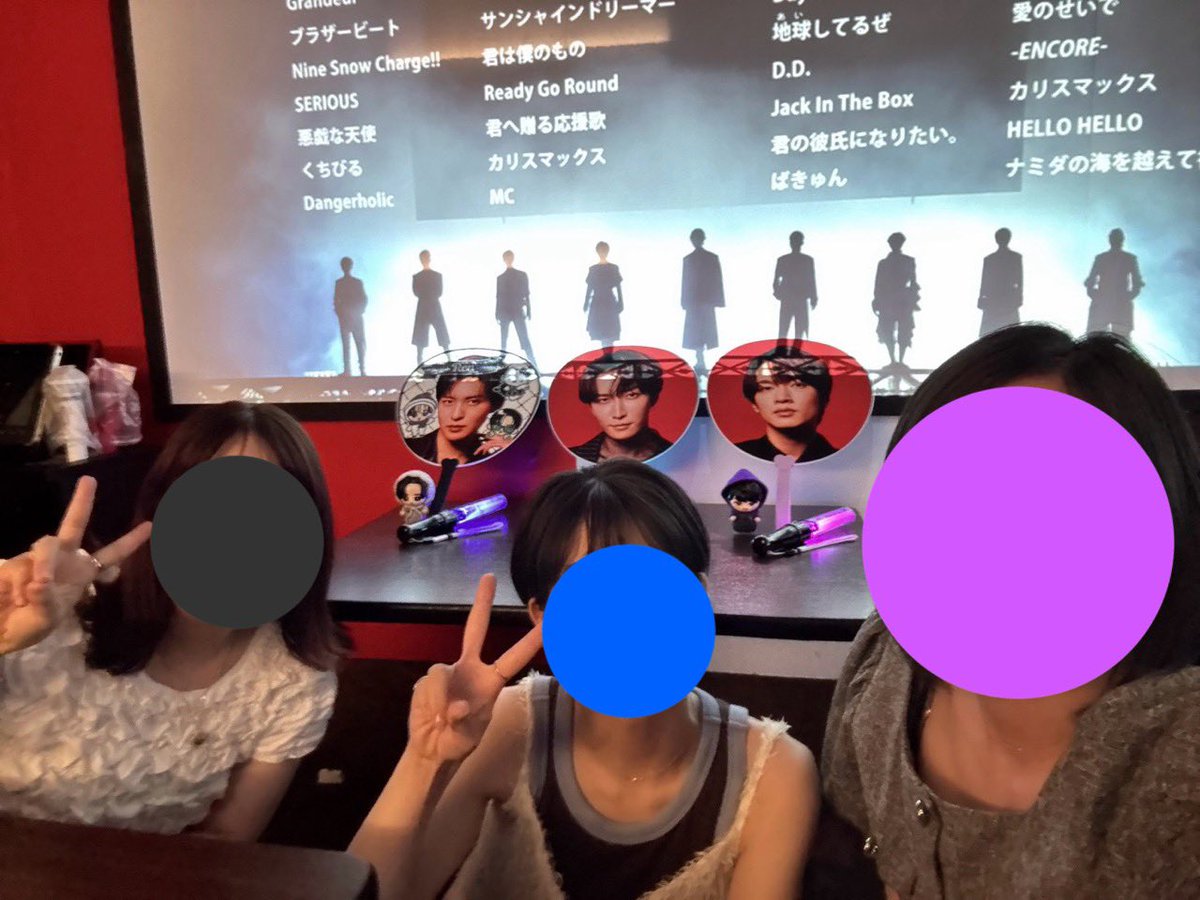 sn_216_meme's tweet photo. 日曜日はゆきちゃんとやぬちゃんとON鑑賞会してきた💜💙🖤
会ってすぐに鑑賞会するのとか新しい出会いすぎたけど、2人ともすごくいい子で楽しかった🥹💞
またゆっくりおしゃべりできたら嬉しいな〜😉🎶 https://t.co/4OjNVfE753
