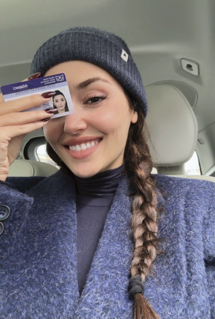 windysll's tweet photo. hande erçel senin için okula başladı öğrenci kartını gözüne gözüne soktu yazıklar olsun arzu https://t.co/82o88mtmjT