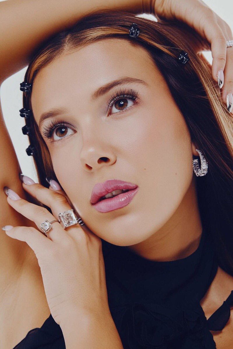 Celebfavln's tweet photo. Millie Bobby Brown 🩷 https://t.co/GAcHaqsbYn