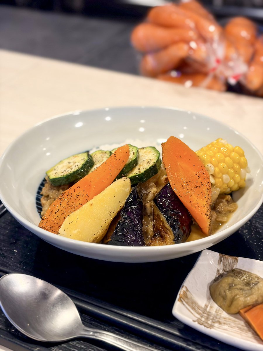 ketarou14's tweet photo. 7月の肉の日も、浜田山の肉割烹 心さんへ！
『豚と梅のスパイスカレー』(1,400円税込)は、豚肉のコクうまさと酸味控えめの梅によるフルーティーさにスプーンが止まらない！

スパイスも効いたカレーは、夏を乗り切るパワーをくれた一皿でした🍛
#グルメ #肉の日 #グルメライター https://t.co/txh7mcOAA8
