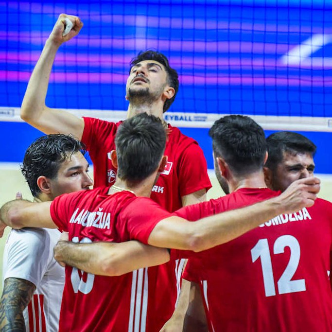 Temmzvolley's tweet photo. Filenin Efeleri bugün VNL Finalleri tarihinin en uzun iki setini arka arkaya oynadı

🇸🇮35:33🇹🇷   45 dk
🇸🇮39:37🇹🇷   50 dk

📍İlkinde 10 set sayısı kurtardık, 11.'de kaybettik.
📍İkincisinde 11 kez set sayısı şansını yakaladık ama  değerlendiremedik. https://t.co/kRbRjnMxtG