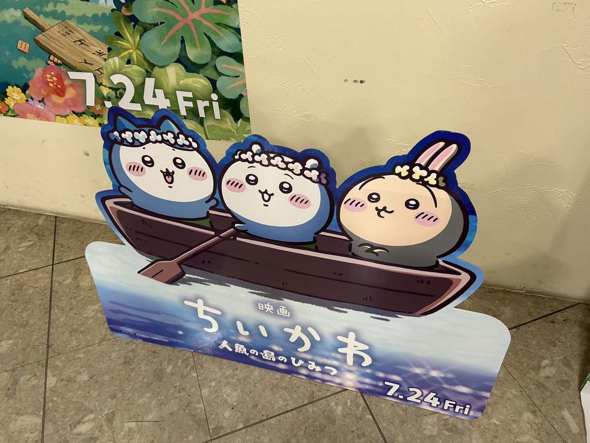 Jimmy34274251's tweet photo. ちいかわの映画観てきました

久しぶりに映画館に行ったのでポップコーンのサイズ感がわからなくて、とりあえずMセットを頼んだらてんこ盛りだった😓

食べる事と飲む事に必死で映画どころではなかったという感想です https://t.co/N3XPICpzsH