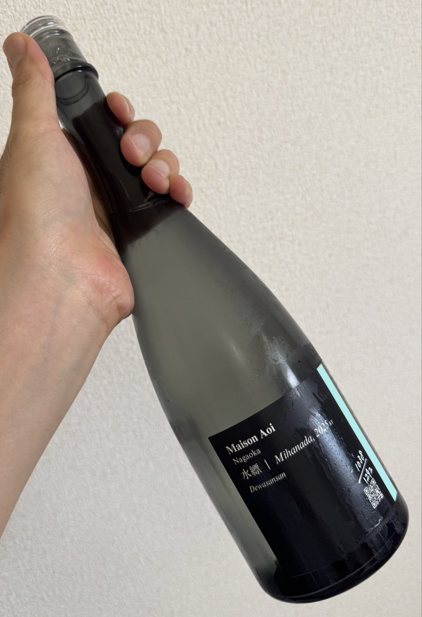 hidedice's tweet photo. お久しぶりです❕

新潟の新進気鋭の酒蔵さんの日本酒🍶
✅Maison Aoi Color 水縹（みはなだ） 

13度と低アルでミネラル感がありスッとした柔らかな酸味と旨みで美味しい

これガラスのキャップ（ヴィノロック）が使われていてお洒落で感動✨贈答にも良さそうです🎁

#日本酒好きと繋がりたい
#sake https://t.co/i50GvSpMzq